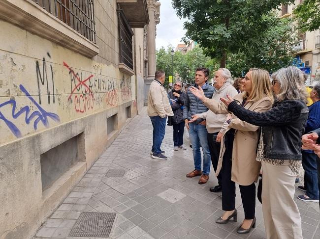 La candidata del PP señala una pintada. 