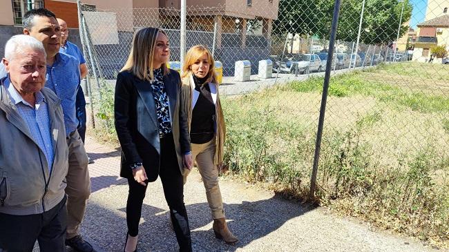 Carazo visita el solar de la nueva comisaria del Zaidín.