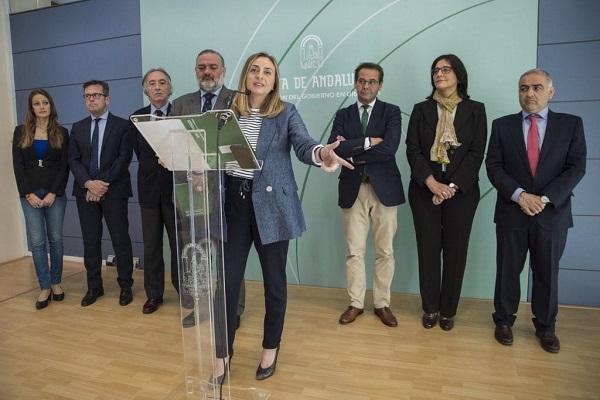 Marifrán Carazo con los delegados de la Junta en Granada. Marifrán Carazo con los delegados de la Junta en Granada.