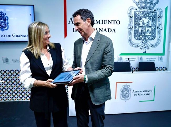 La alcaldesa de Granada, Marifrán Carazo, y el concejal de Urbanismo, Enrique Catalina.