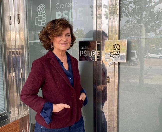 Carmen Calvo, en una imagen a las puertas de la sede provincial del PSOE de Granada.