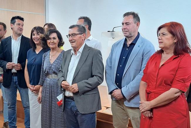 Carmen Calvo y José Entrena con el resto de candidatos y candidatas. 