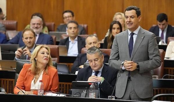 Juan Manuel Moreno, junto a la consejera de Hacienda, Carolina España y el Consejero de Sanidad, Antonio Sanz.