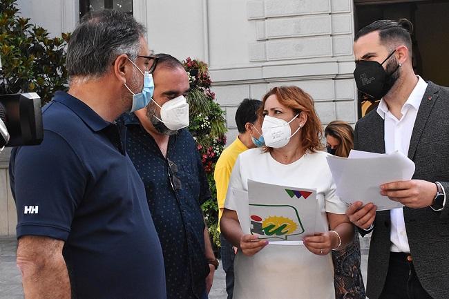 Representantes de IU, en una imagen a las puertas del Ayuntamiento de Granada. 