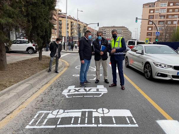 César Díaz y técnicos del área de Movilida en los carriles repintados.