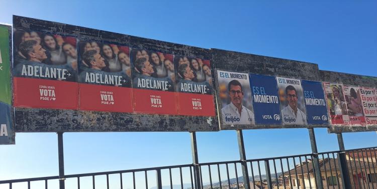 Carteles electorales en un pueblo de Granada.