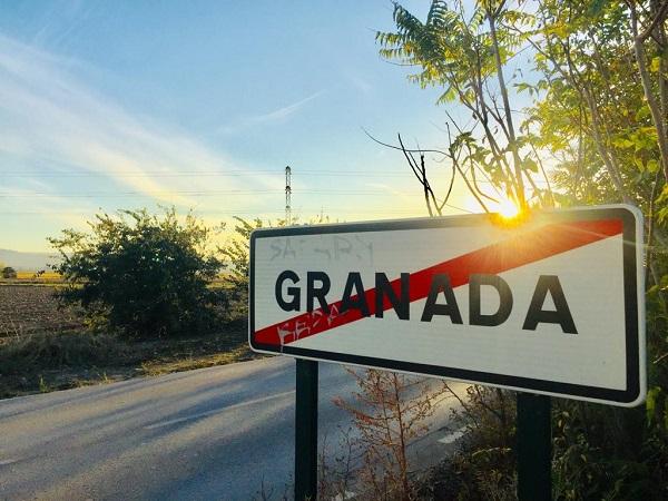 Cartel indicando la salida de Granada. 