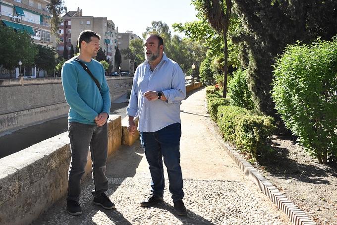 Cecilio Sánchez y Paco Puentedura, junto al Genil. 