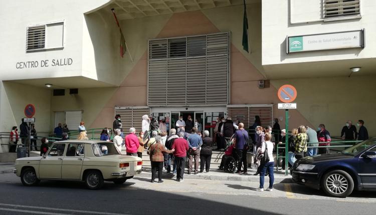 Vacunación en el Centro de Salud del Zaidín, este miércoles al mediodía.