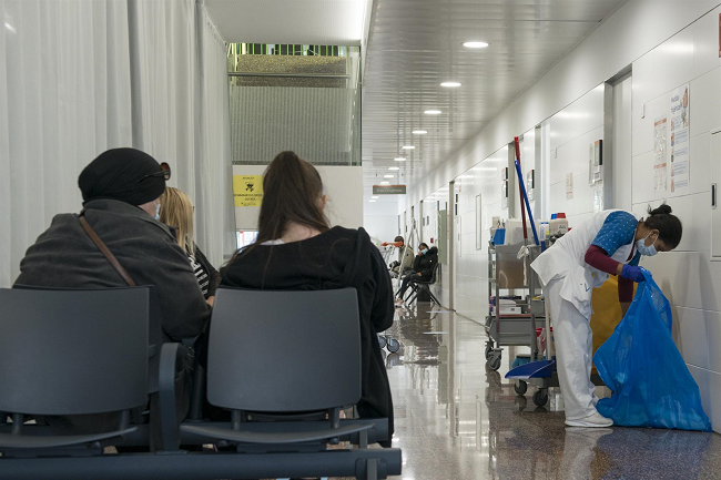 Varias pacientes, en una sala de espera de un centro de salud, foto de archivo. 