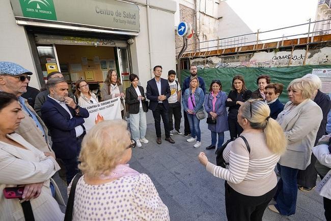 Una de las protestas vecinales por el cierre del centro de salud, respalda por socialistas.
