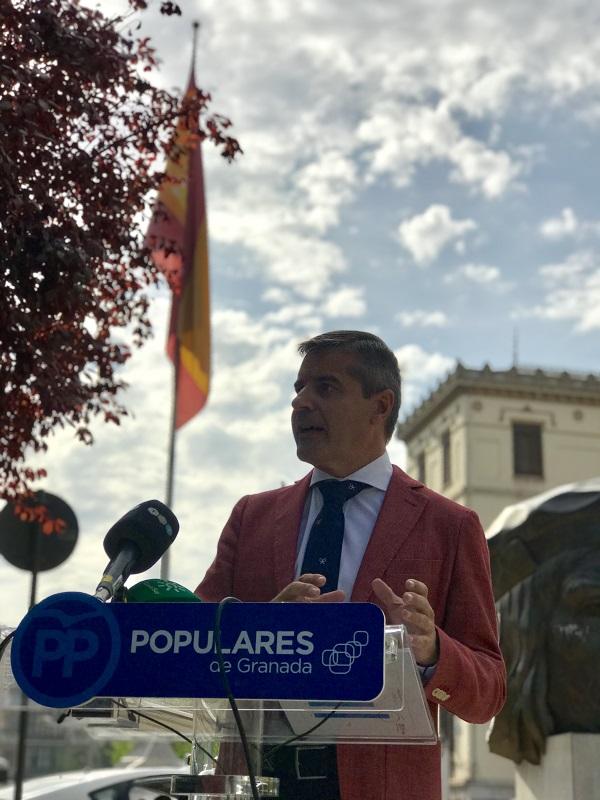 César Díaz en la rueda de prensa que ha ofrecido junto a la rotonda del Triunfo. César Díaz en la rueda de prensa que ha ofrecido junto a la rotonda del Triunfo.