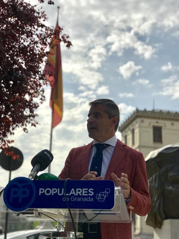 César Díaz en la rueda de prensa que ha ofrecido junto a la rotonda del Triunfo. 