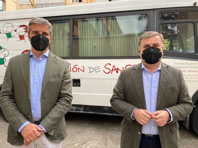 César Díaz y Francisco Fuentes en su visita al Centro Regional de Transfusión Sanguínea, en Granada.