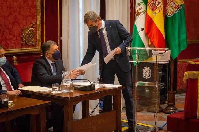 El portavoz del PP entrega su documento al Defensor.