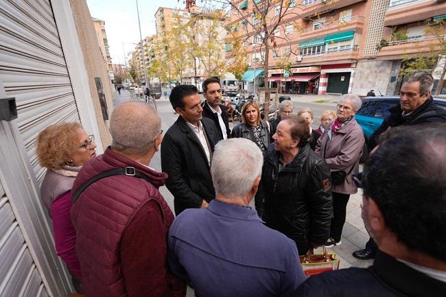 Cuenca, este martes, con vecinos del Zaidín a las puertas del local.