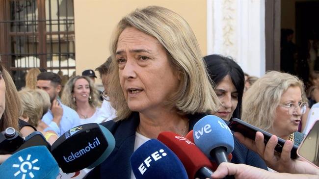 La alcaldesa de Motril, Luisa García Chamorro, atiende a los medios en una imagen de archivo.