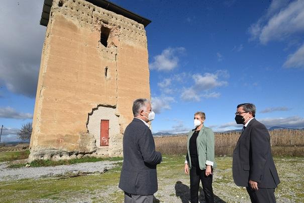 De izquierda a derecha, José María Villegas, Marina Martín y José Entrena. Visita a la Torre de Roma, en la Romilla, afectada por los terremotos.