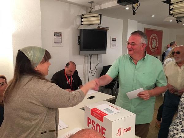 Chema Rueda en una votación de su partido. Chema Rueda en una votación de su partido.