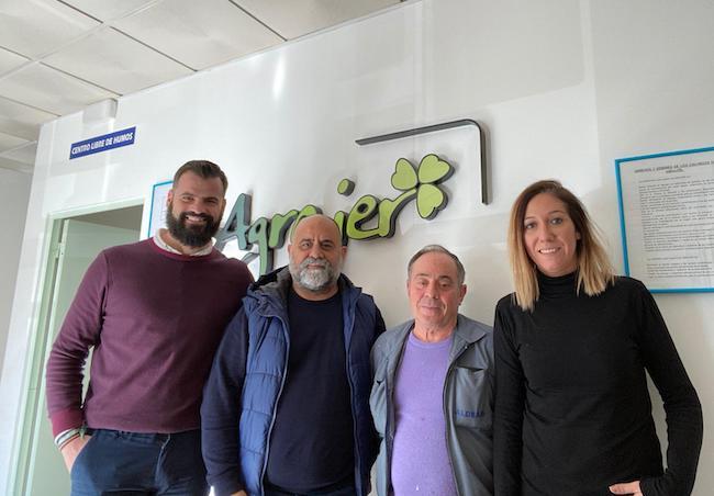 Fernández, con representantes de la asociación. Fernández, con representantes de la asociación.