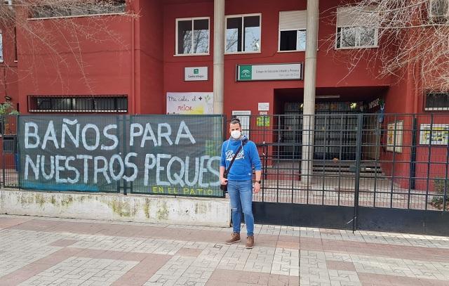 Chus Fernández, en la puerta del colegio San Juan de Dios del Cerrillo de Maracena.