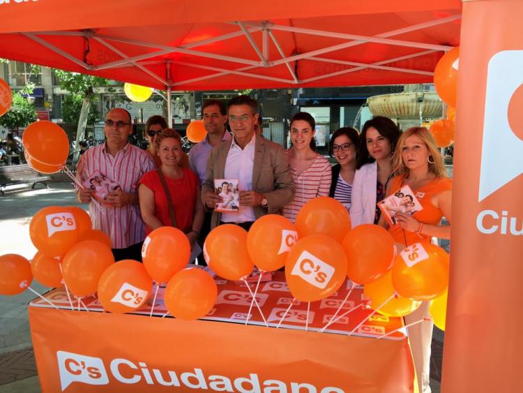 Luis Salvador y candidatos de C´s, hoy. Luis Salvador y candidatos de C´s, hoy.
