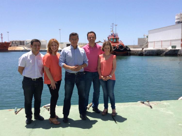 Luis Salvador y candidatos en el Puerto de Motril,