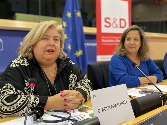 Clara Aguilera, junto a la también europarlamentaria socialista Iratxe García.