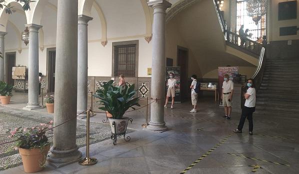 Cola en el Ayuntamiento para acceder a una de las oficinas Cola en el Ayuntamiento para acceder a una de las oficinas.