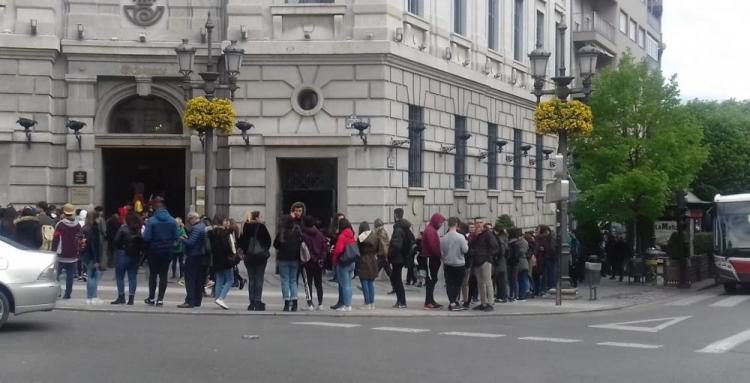 Colas en la oficina de Correos de Puerta Real. Colas en la oficina de Correos de Puerta Real.