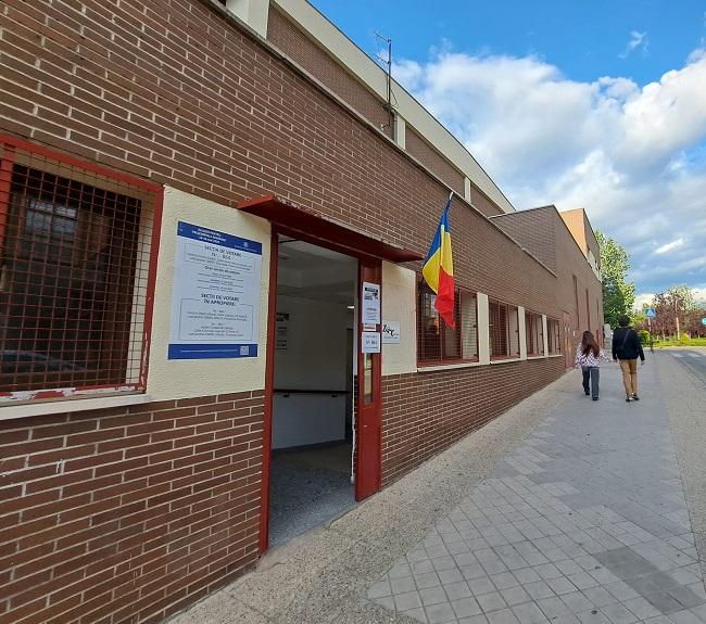 Bandera y carteles que identifican el colegio electoral.