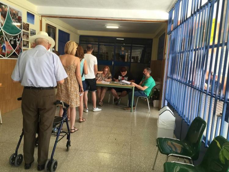 Electores aguardan a ejercer su derecho al voto en un colegio de la capital.
