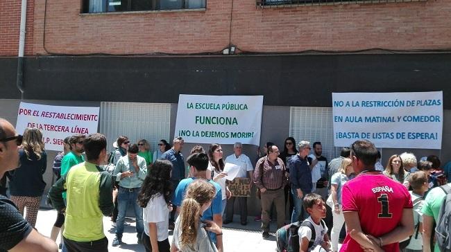 Protesta en el CEIP Sierra Elvira. Protesta en el CEIP Sierra Elvira.