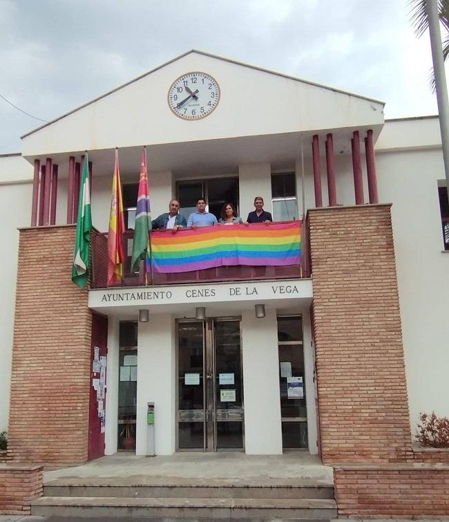 Foto del Ayuntamiento de Cenes con la bandera arcoíris en el balcón.