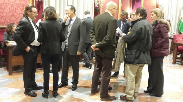 Concejales hablando antes de comenzar el pleno este domingo.