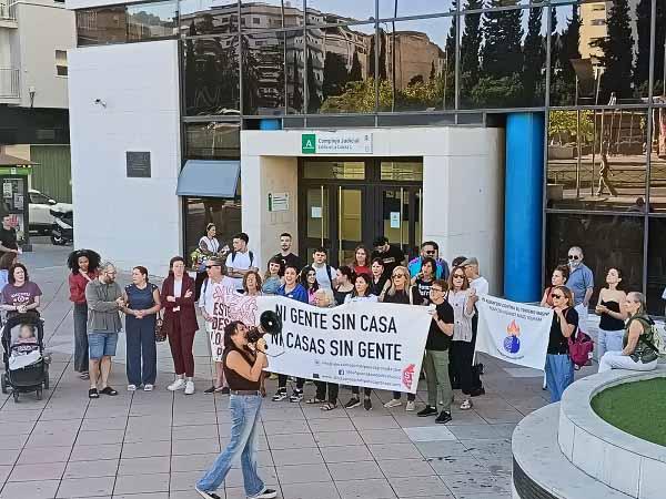Concentración, este lunes, a las puertas de los Juzgados de la Caleta, donde iba a celebrarse el juicio por el desahucio de Paloma.