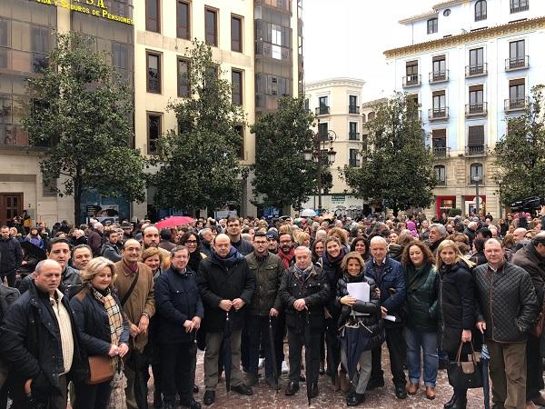 Representantes del PP en la concentración de la Plaza del Carmen.