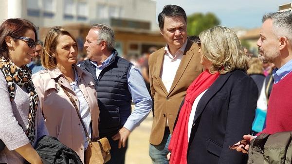 Carlos Rojas, con otros representantes del PP, este viernes en la concentración.