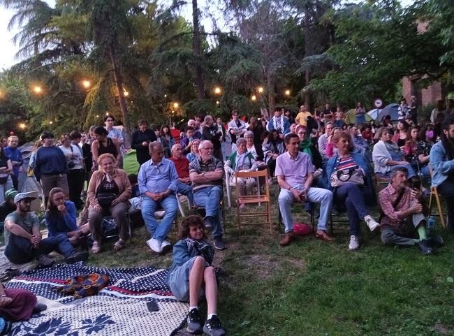 La acampada estudiantil recibió este sábado el respaldo ciudadano, con la participación de representantes de colectivos sociales.