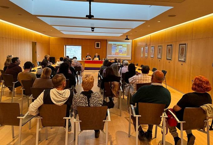 La charla se celebró en el salón de plenos del Ayuntamiento.