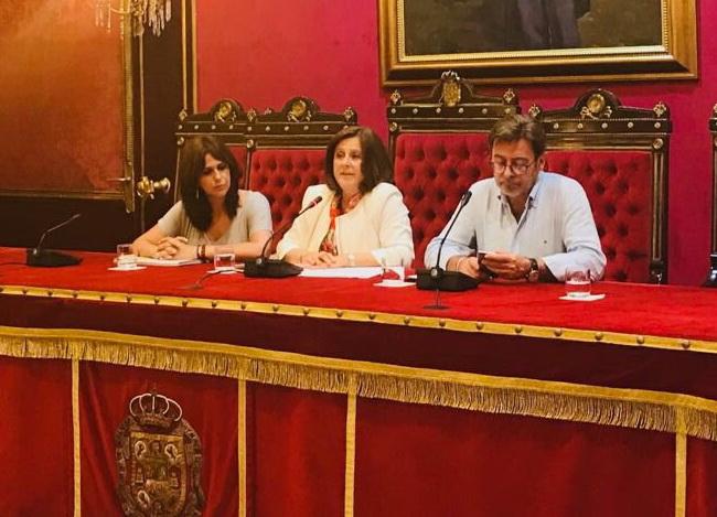 La consejera, flanqueada por la diputada provincial de Igualdad y el teniente de alcalde del Ayuntamiento de Granada.