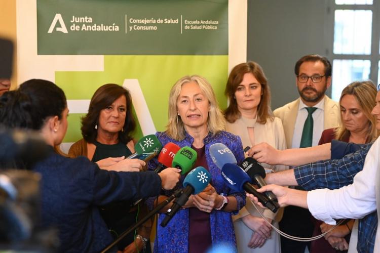 La consejera de Salud atiende a los medios este viernes en Granada. 