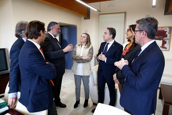 El consejero de Presidencia y la de Fomento, con el equipo de delegados territoriales.