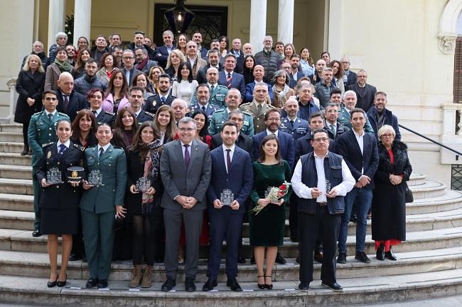 Foto de familia de las personas distinguidas y los asistentes, al finalizar el acto.