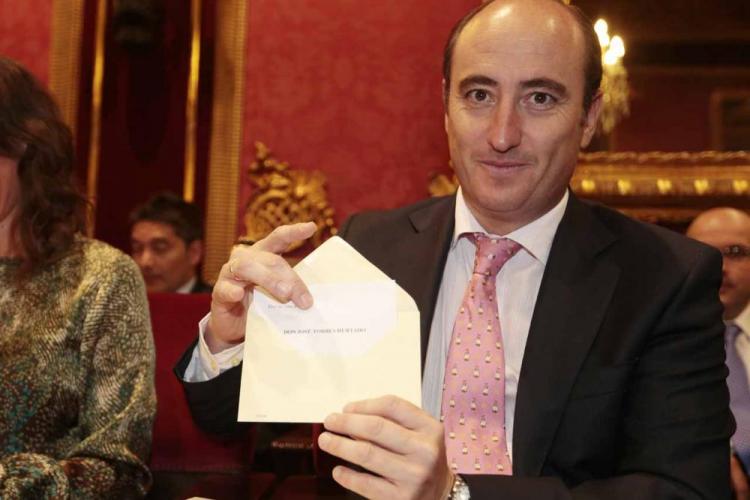 García Montero enseña su voto por Torres Hurtado.