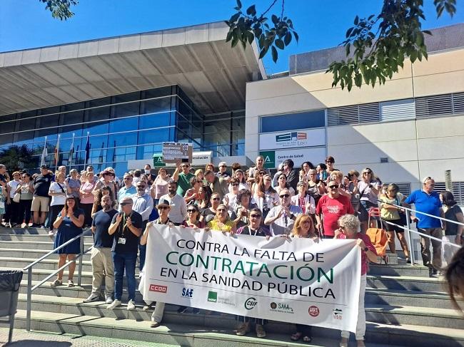 Concentración a las puertas del hospital de Loja con el alcalde, Joaquín Camacho (PP), entre los participantes.