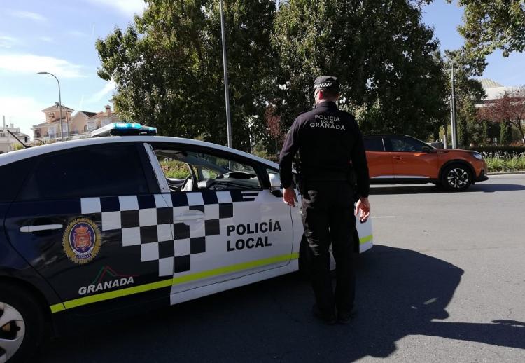 La Policía Local de Granada, en un control en la rotonda del Palacio de Deportes, este miércoles.