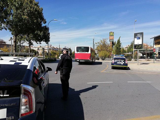 Control de la Policía Local en la rotonda del Palacio de Deportes. 