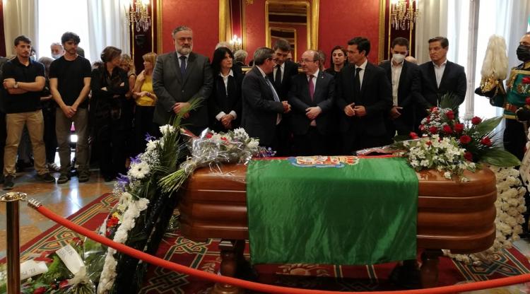 El ministro de Cultura, Miguel Iceta, en la capilla ardiente instalada en el Ayuntamiento de Granada.