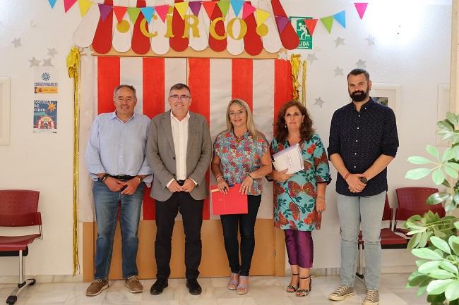 El subdelegado con el alcalde y ediles de Huétor Vega.